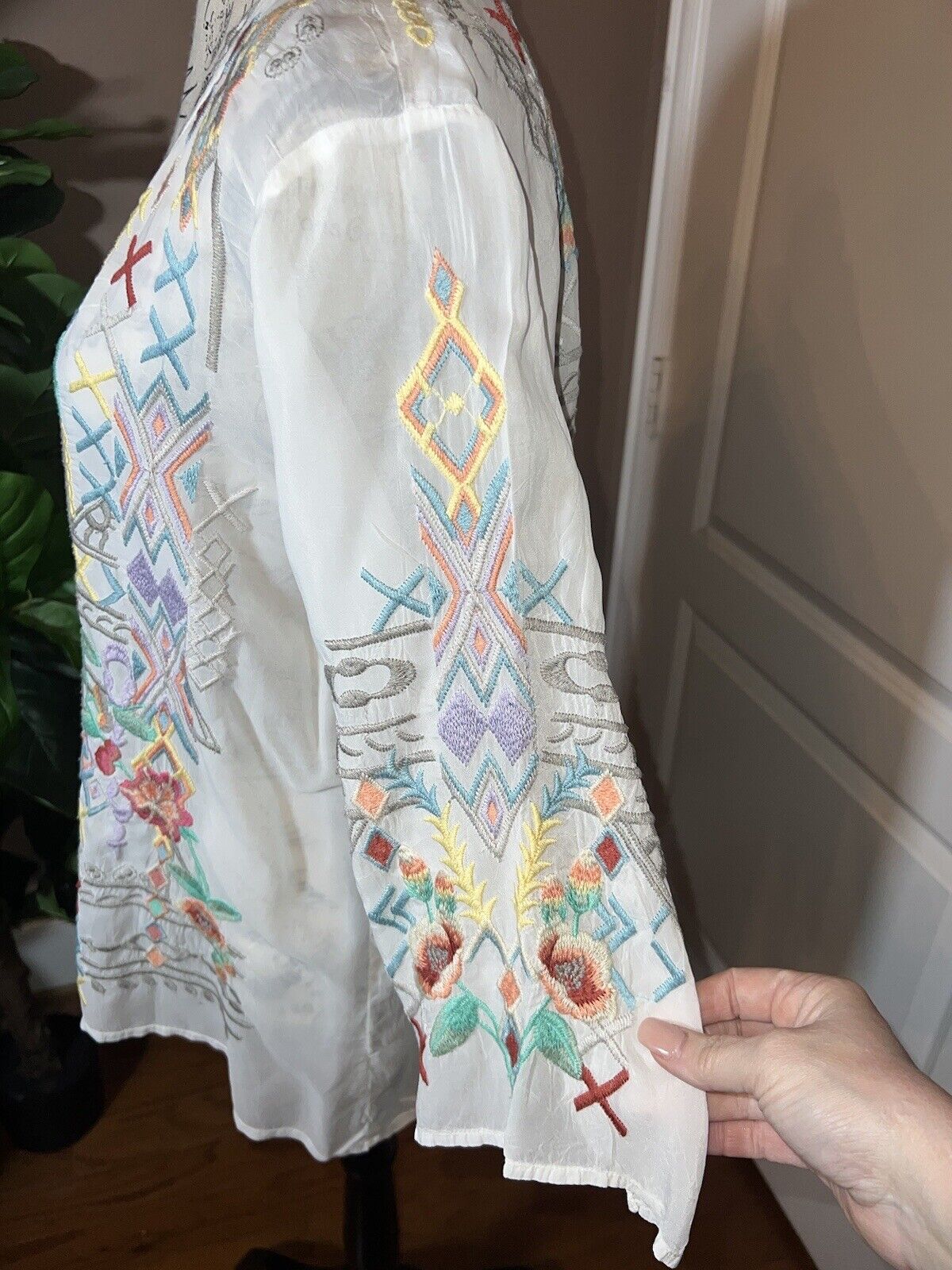 Johnny Was Silky White Embroidered Peasant Blouse Top Tunic L Large SPRING