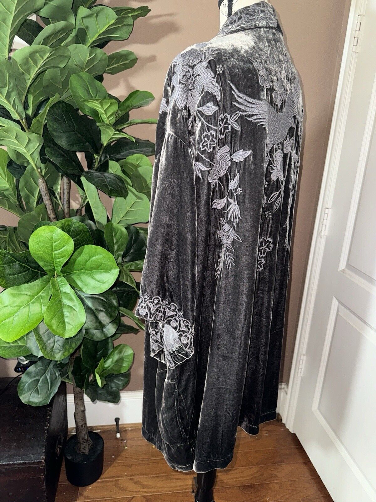 Johnny Was Sz 1X 1XL Grey Velvet Embroidered Kimono Wrap Floral & Birds STUNNING