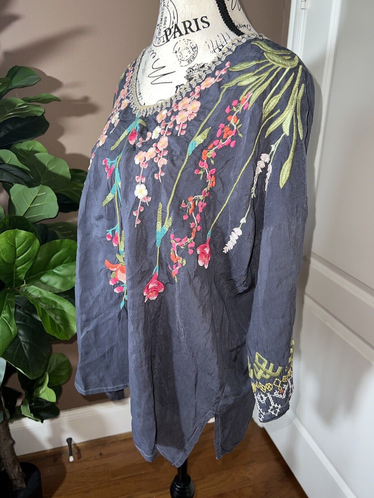 Johnny Was Silky Floral Heavily Embroidered Tunic Top L Kimono Sleeves