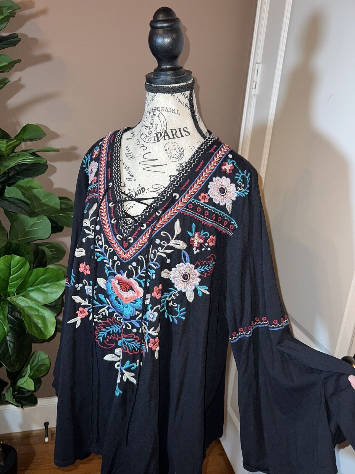 Johnny Was Beautiful Embroidered Tunic Black Peasant Top Floral Sz 1X 1XL XL