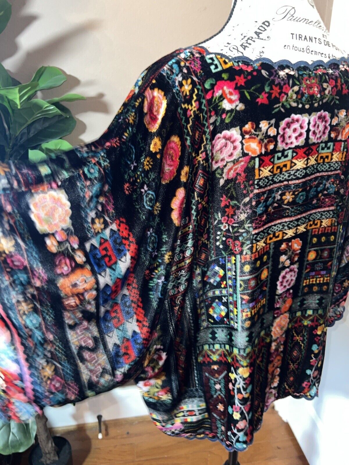 Johnny Was Black & Floral Velvet Tunic Top L Large Peasant  Roses Kimono