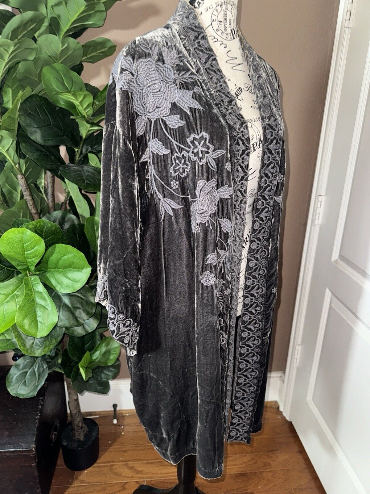 Johnny Was Sz 1X 1XL Grey Velvet Embroidered Kimono Wrap Floral & Birds STUNNING