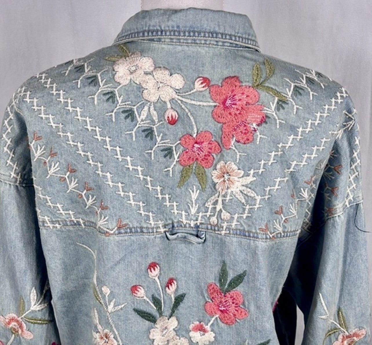 Johnny Was XL Denim Jacket Shacket Coat Embroidered Roses Light Wash Johnny Was