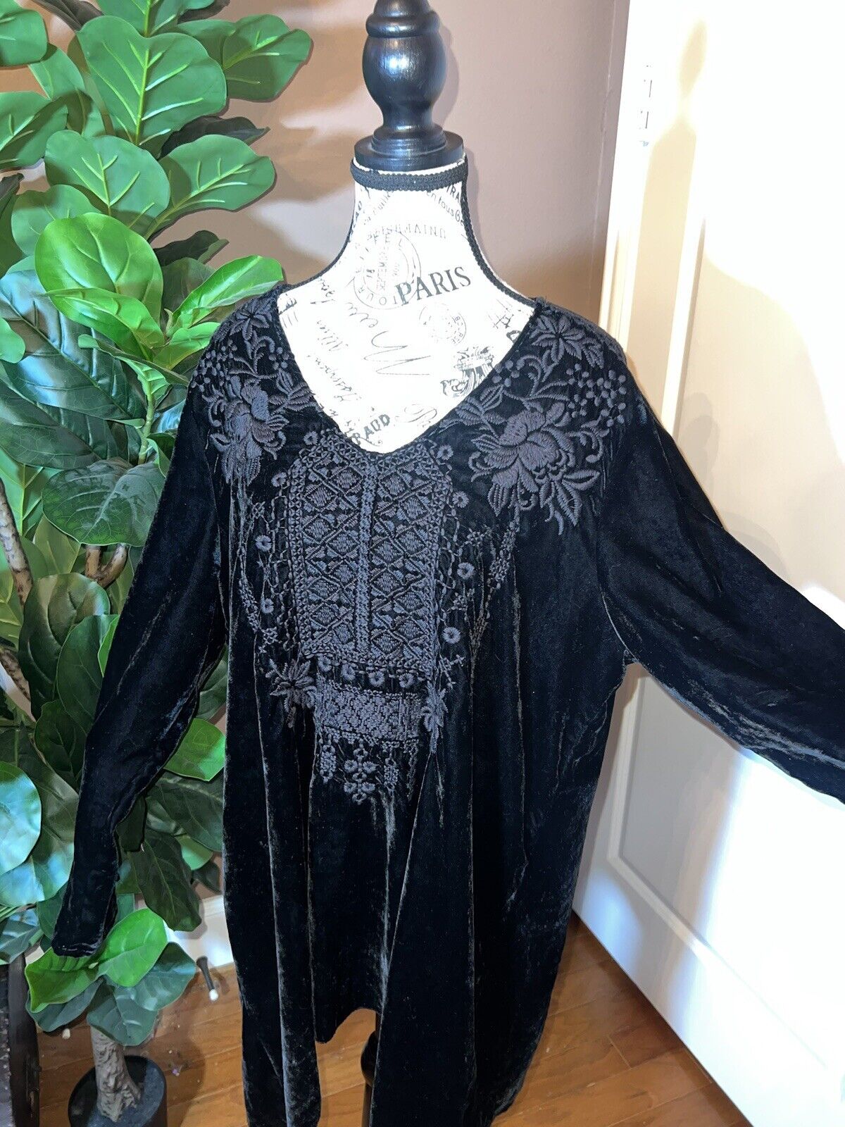 Johnny Was XL 1X 1XL Black Velvet Tonal Embroidery Tunic Top Kimono Sleeves