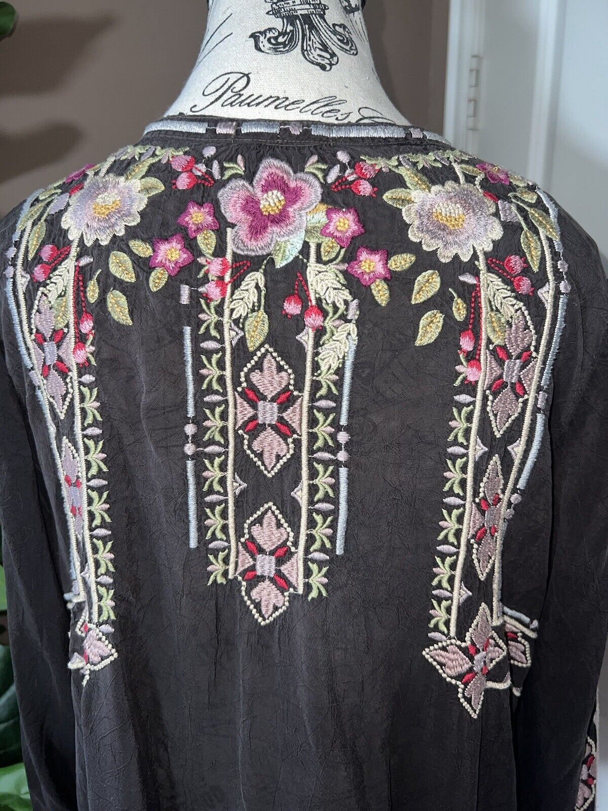 Johnny Was XL Beautiful Embroidered Dark Brown Peasant Tunic Top Silky Flowers