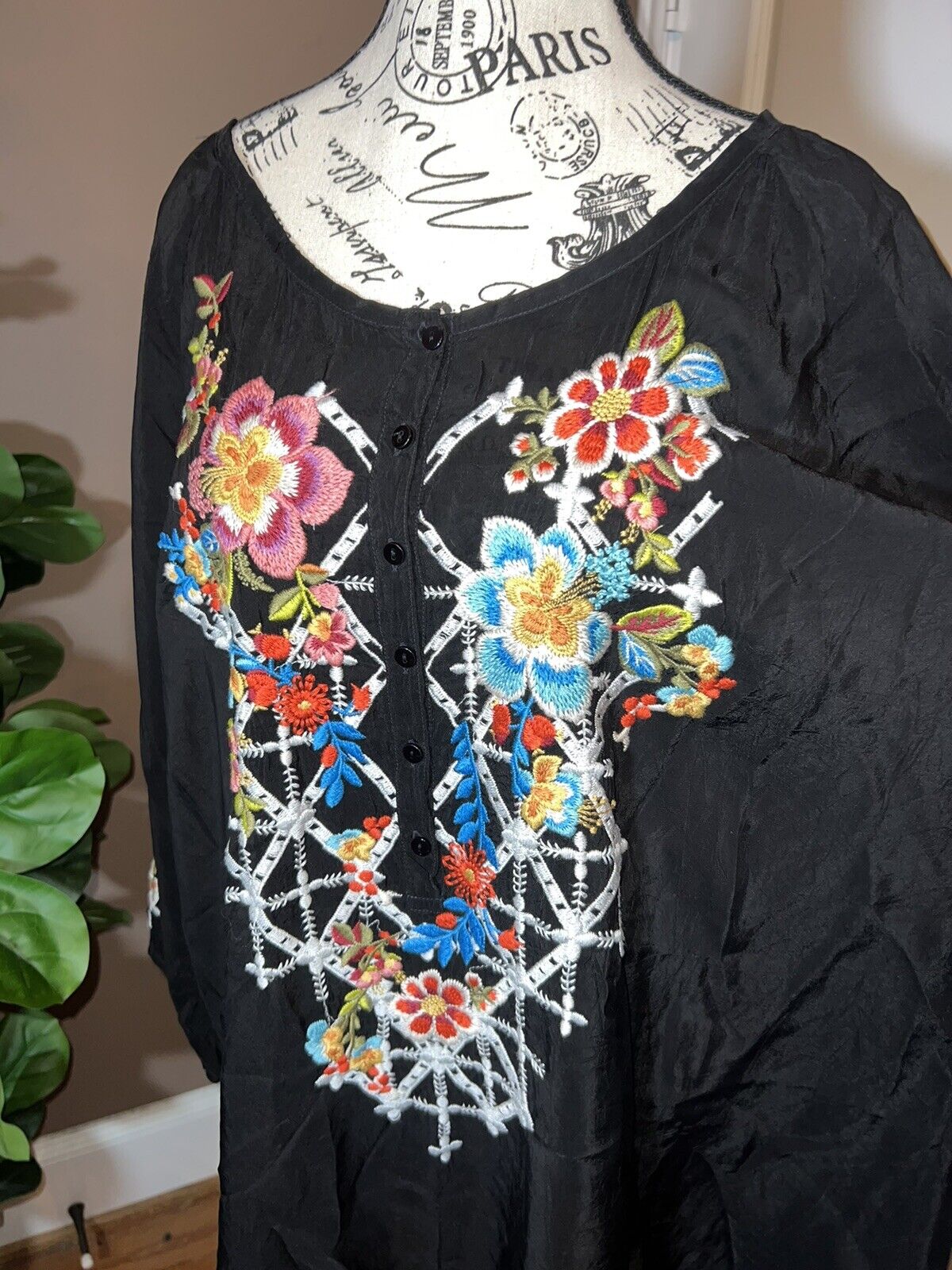 Johnny Was Embroidered Silky Tunic Top Black With Flowers 2X 2XL XXL Beautiful