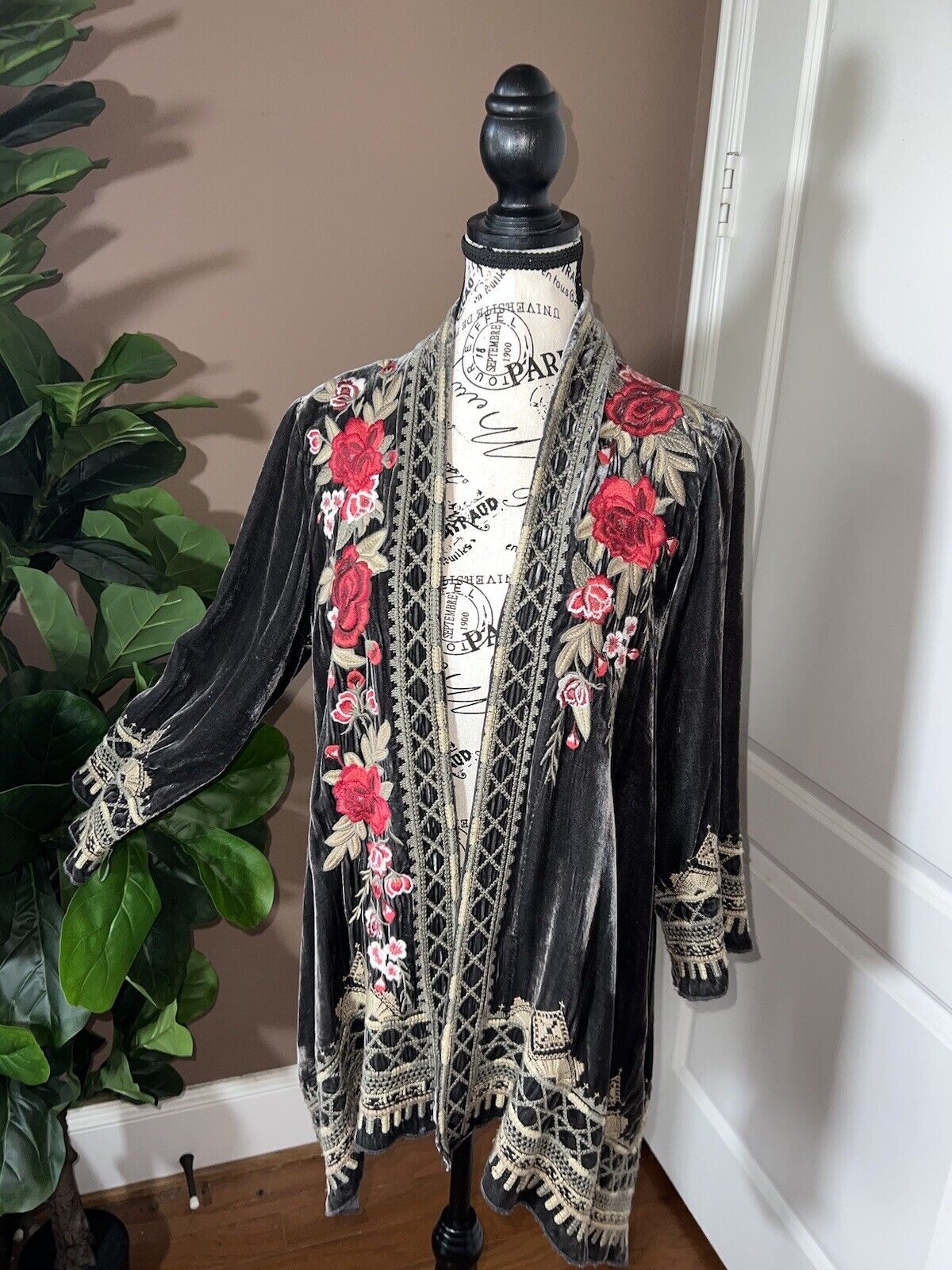 Johnny Was M Medium Grey Velvet Heavily Embroidered Kimono Wrap Top Roses