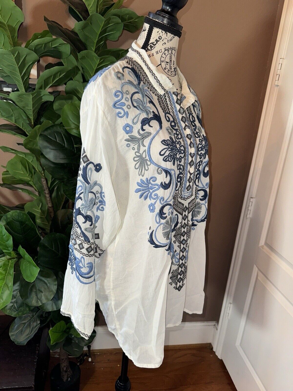 Johnny Was XL Blue & White Embroidered Floral Button Up Blouse Top Long Sleeve