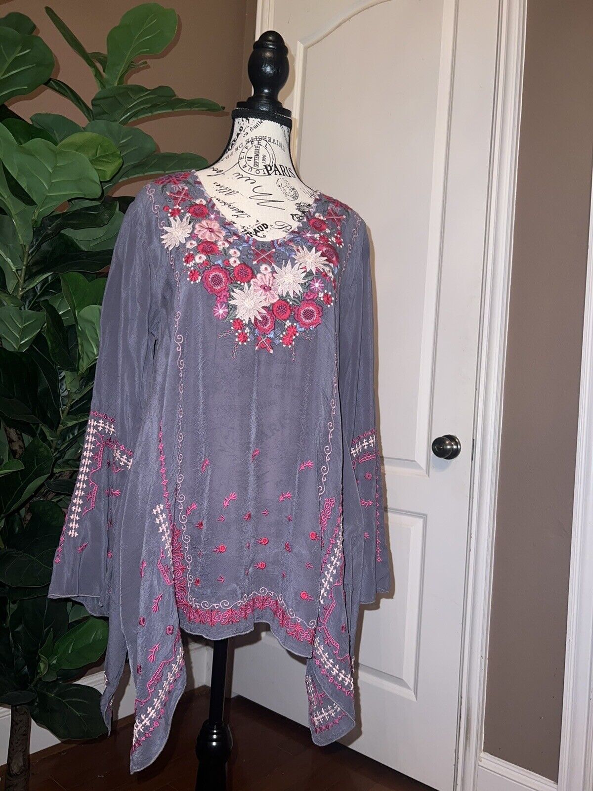 Johnny Was Sz M Medium Heavily Embroidered Silky Tunic Top Kimono Sleeve Grey