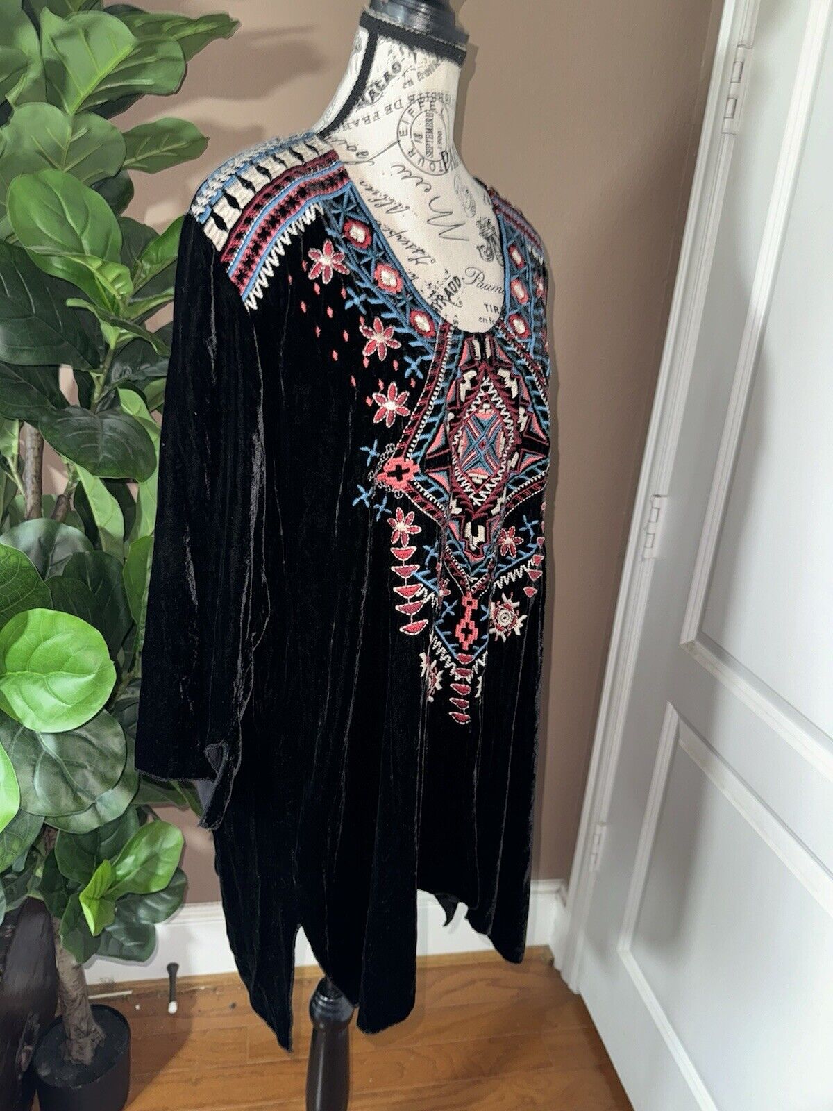 Johnny Was Sz Xl 1X 1XL Black Velvet Heavily Embroidered Tunic Top Geometric