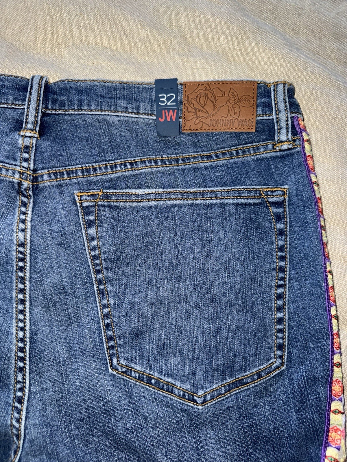 Johnny Was Sz 32 Cropped Skinny Jeans Washed Blue Embroidered Trim Down Leg Johnny Was