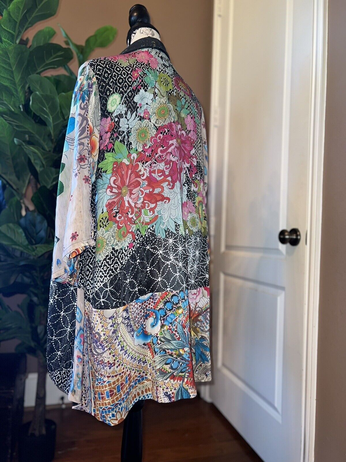 Johnny Was S Small OVERSIZED Silky Kimono Top Great Condition & Back Is STUNNING