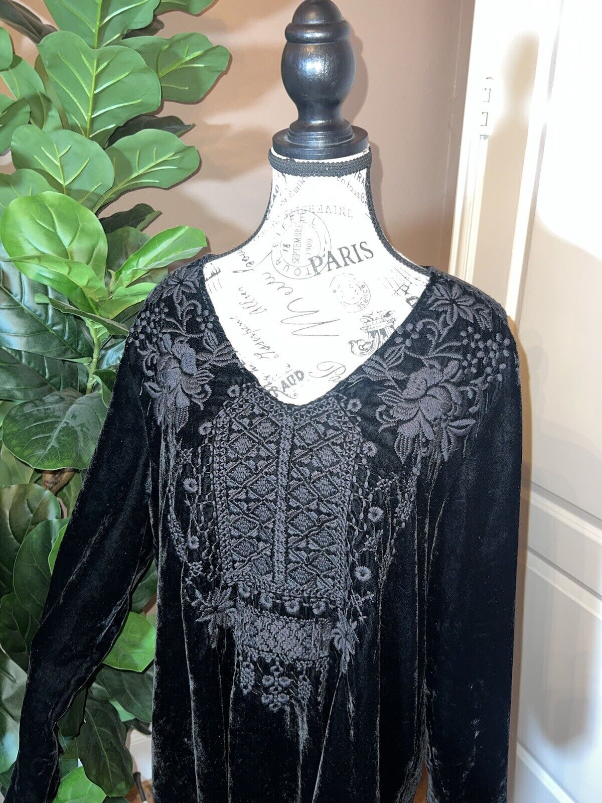 Johnny Was XL 1X 1XL Black Velvet Tonal Embroidery Tunic Top Kimono Sleeves