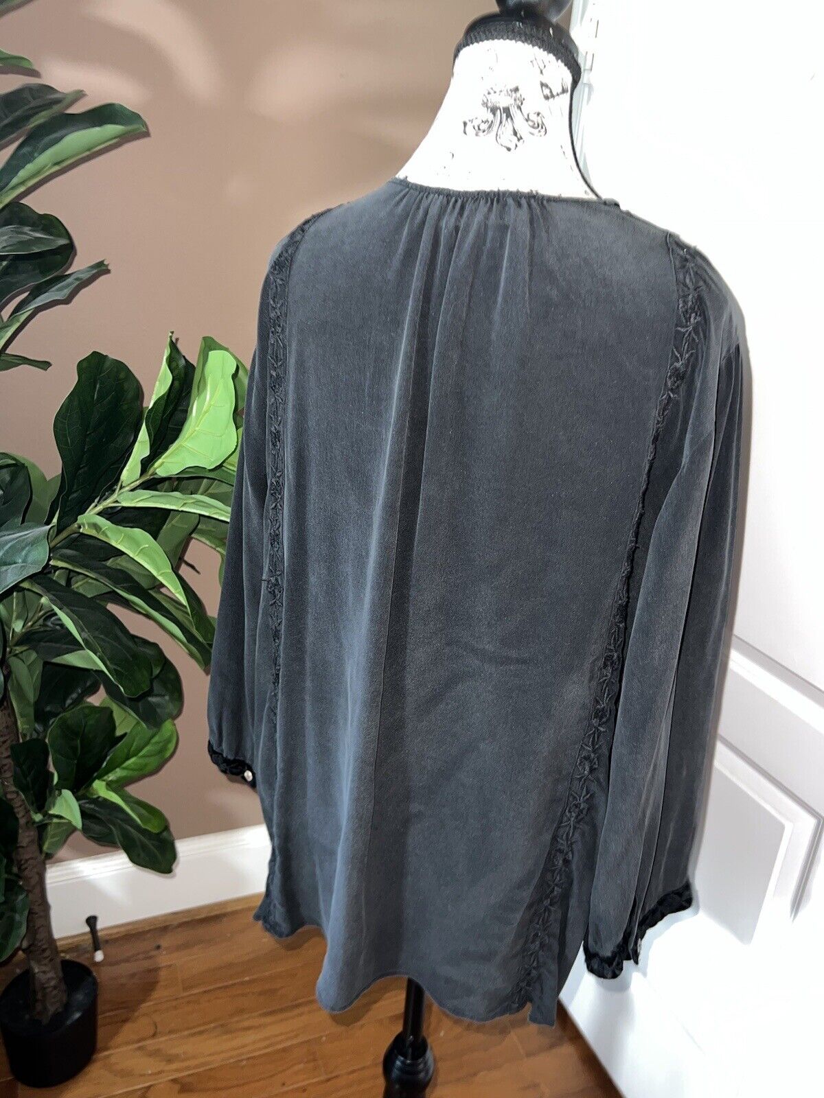 Johnny Was Sz XL Black 100% Silk & Velvet Peplum Tunic Top Tonal Embroidery