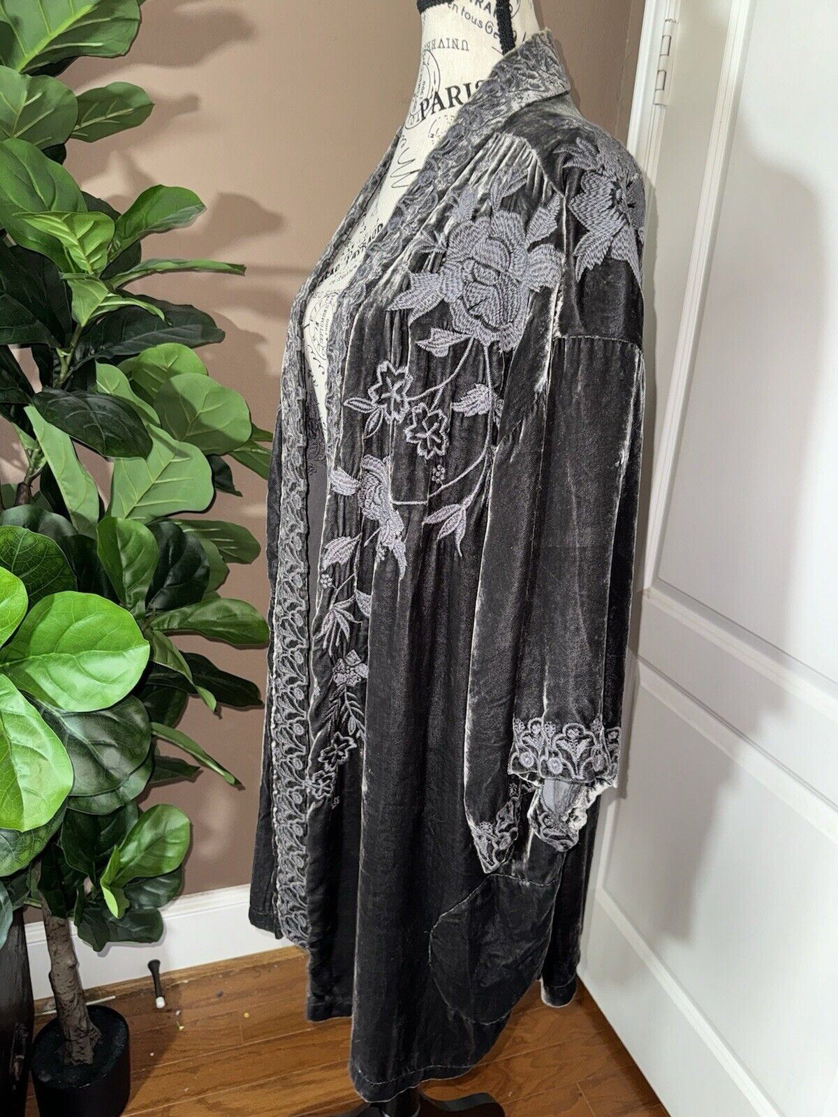 Johnny Was Sz 1X 1XL Grey Velvet Embroidered Kimono Wrap Floral & Birds STUNNING