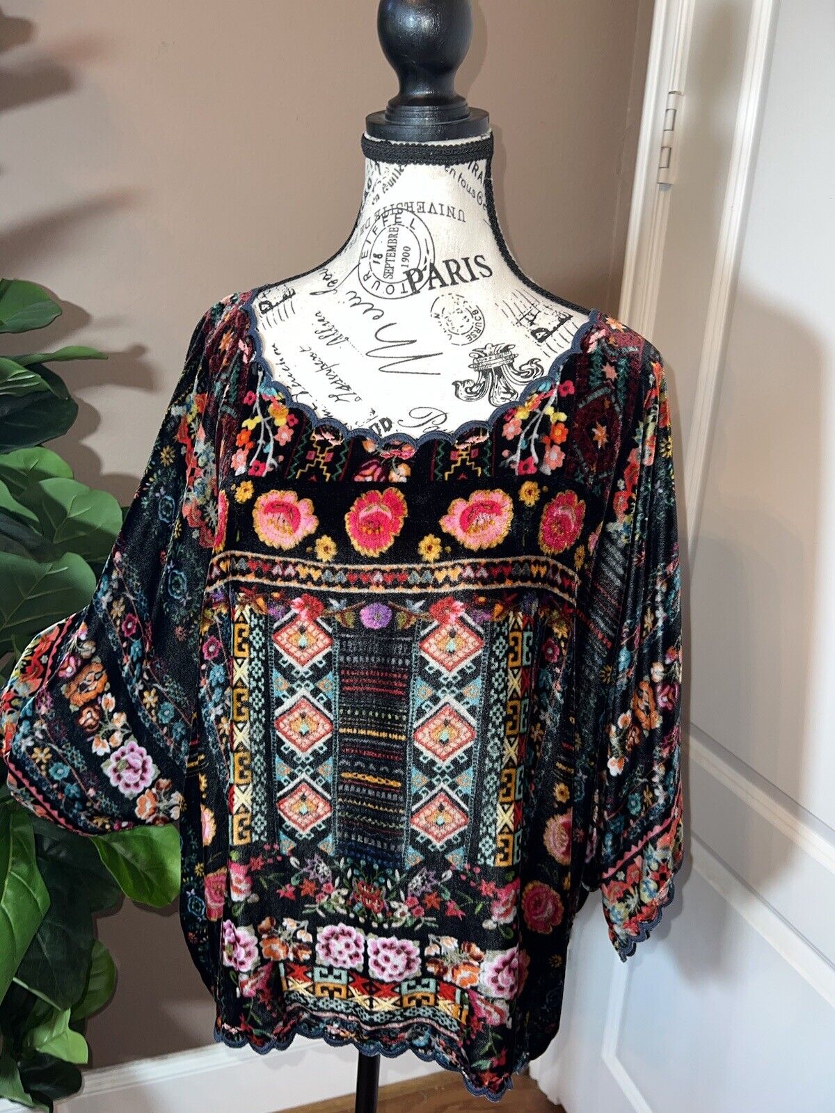 Johnny Was Black & Floral Velvet Tunic Top L Large Peasant  Roses Kimono