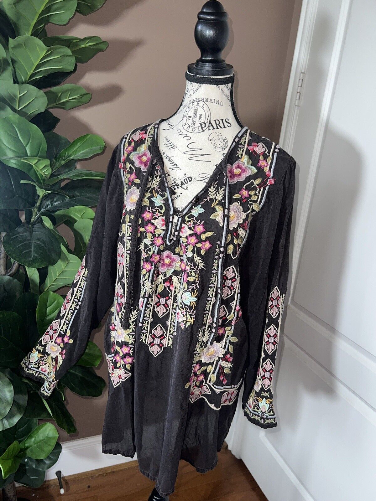 Johnny Was XL Beautiful Embroidered Dark Brown Peasant Tunic Top Silky Flowers