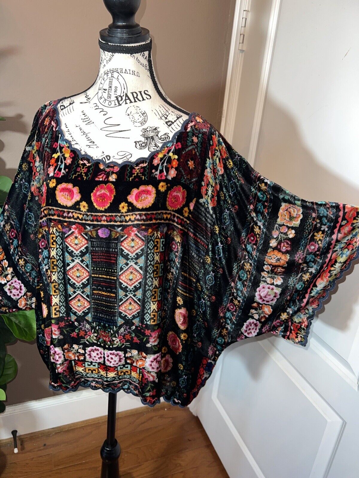 Johnny Was Black & Floral Velvet Tunic Top L Large Peasant  Roses Kimono