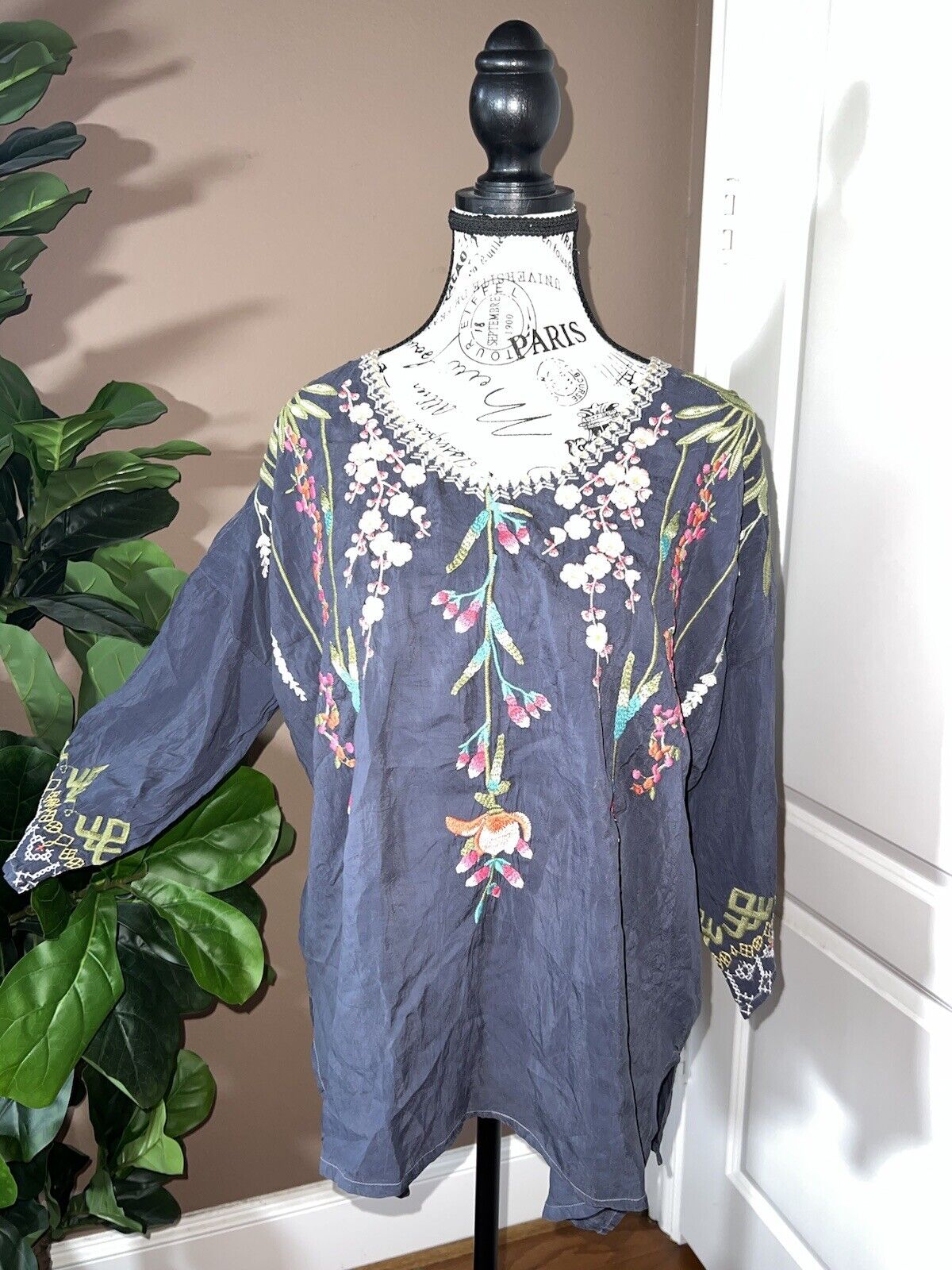 Johnny Was Silky Floral Heavily Embroidered Tunic Top L Kimono Sleeves