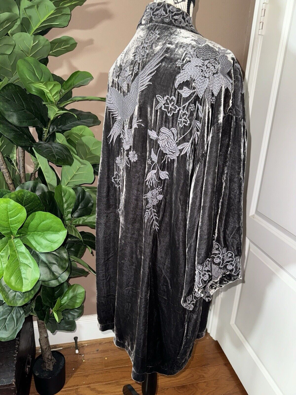 Johnny Was Sz 1X 1XL Grey Velvet Embroidered Kimono Wrap Floral & Birds STUNNING