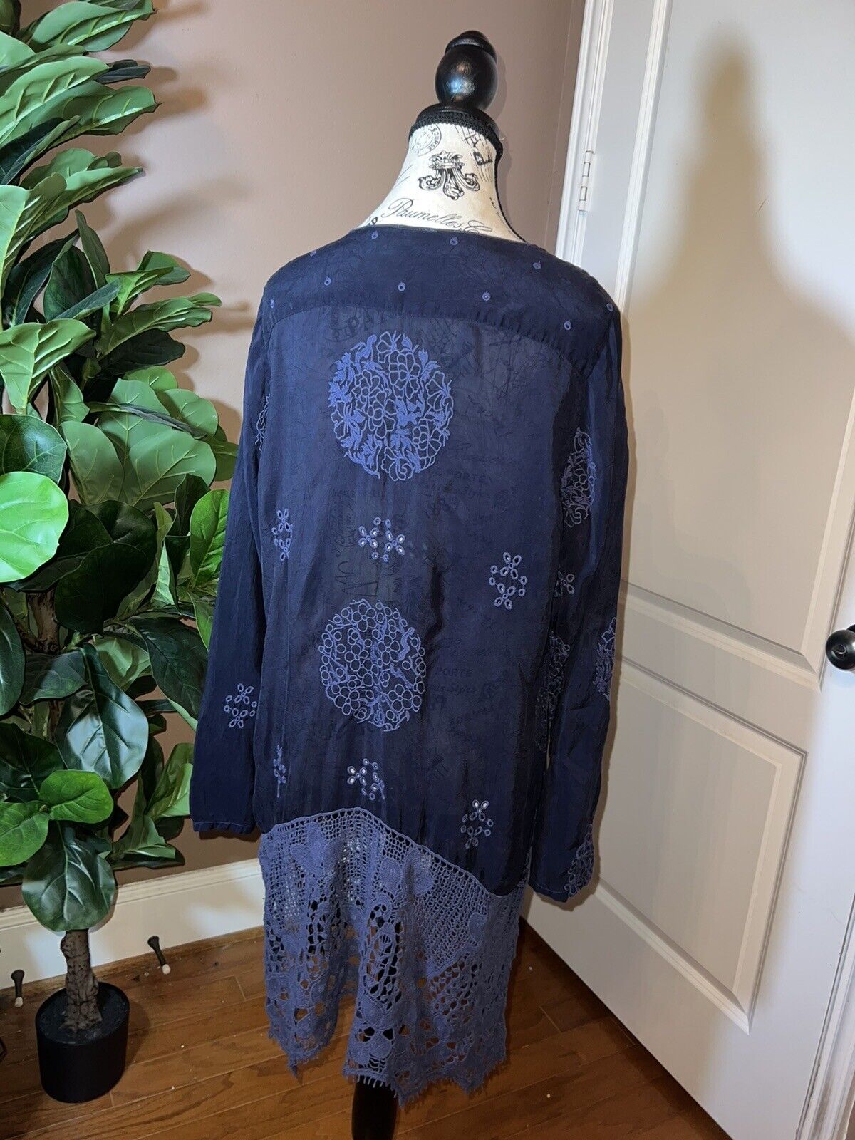 Johnny Was Sz M Medium Heavily Embroidered Silky Tunic Top Kimono Sleeve Navy