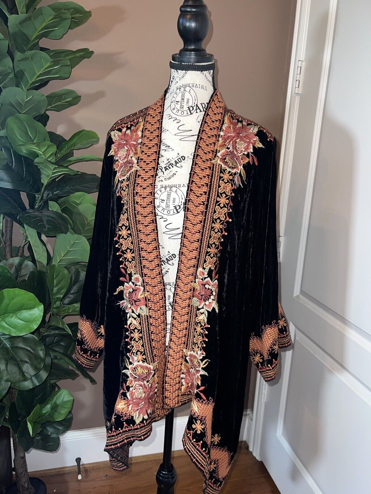 Johnny Was Black Velvet Embroidered Kimono Wrap Sz 1XL 1X XL Floral STUNNING